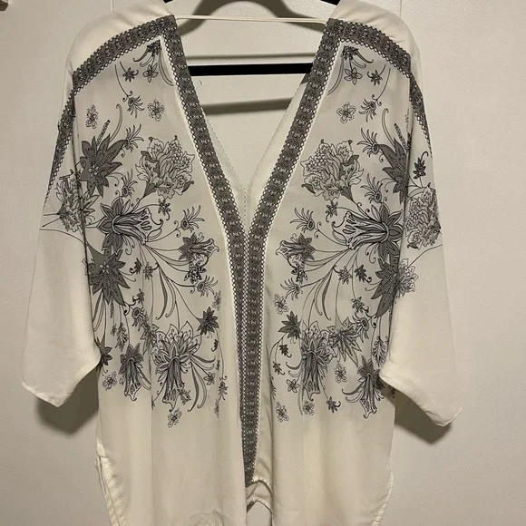 ROSE + OLIVE Women’s Off White/Black Floral Top SZ 1X - Picture 7 of 7